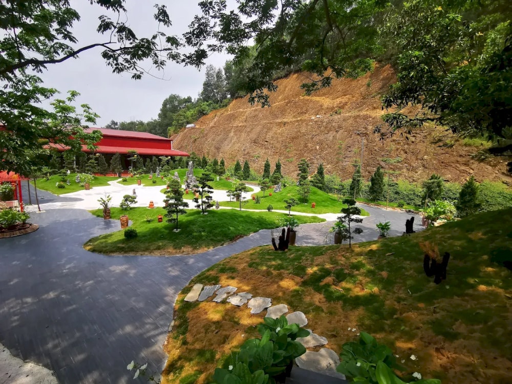Khuôn viên xanh mát, yên bình đằng sau chùa